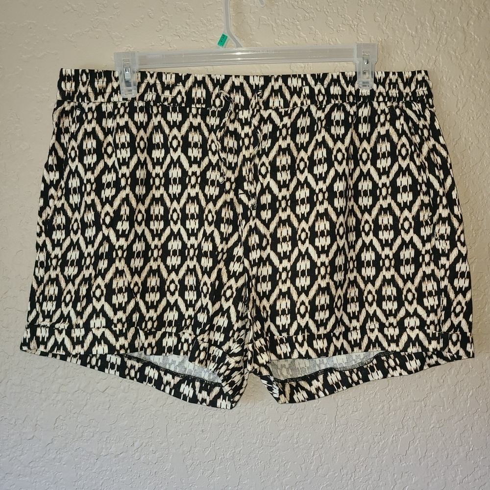 Old Navy High Waist Black and White Geometric Shorts
